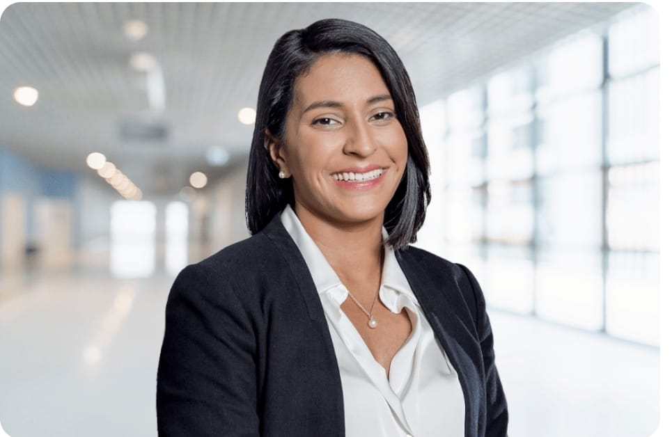 Retrato profesional de una mujer con blazer