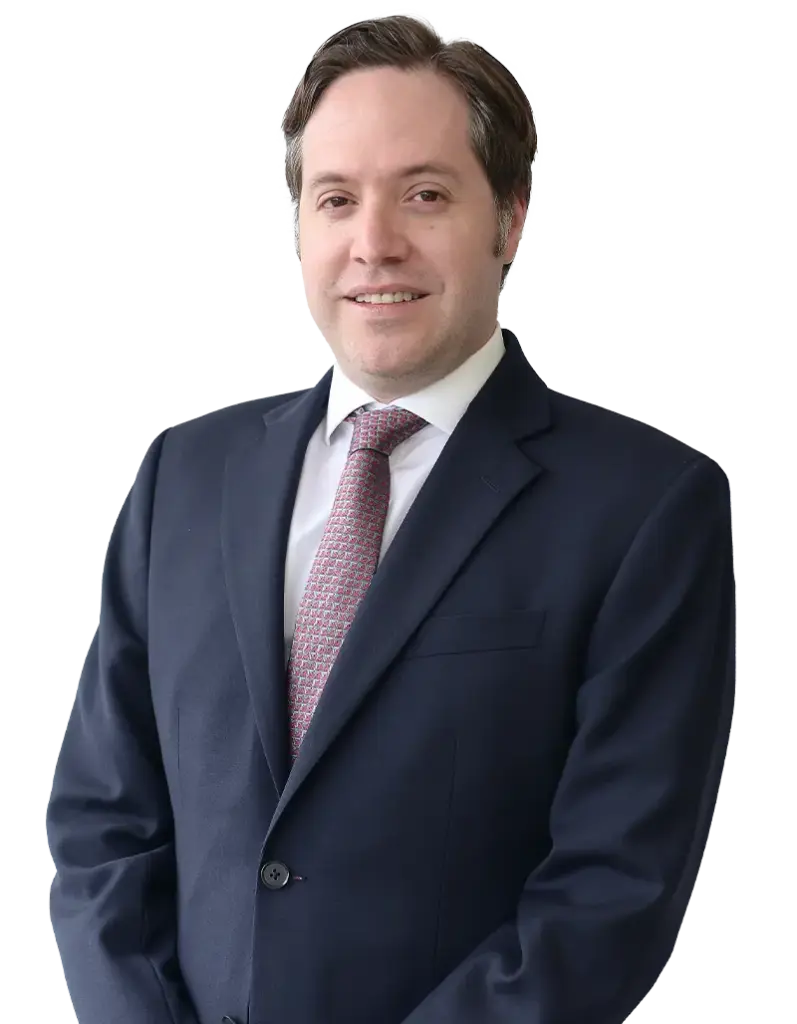 Retrato profesional de un hombre con traje azul marino y corbata