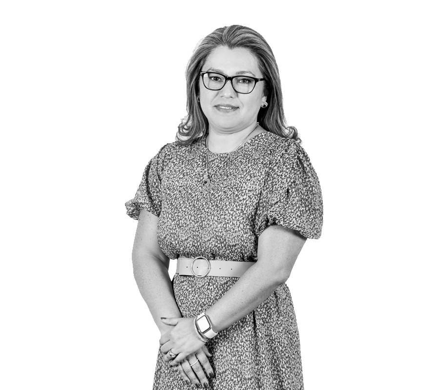 Retrato profesional de una mujer con lentes y vestido estampado (blanco y negro)