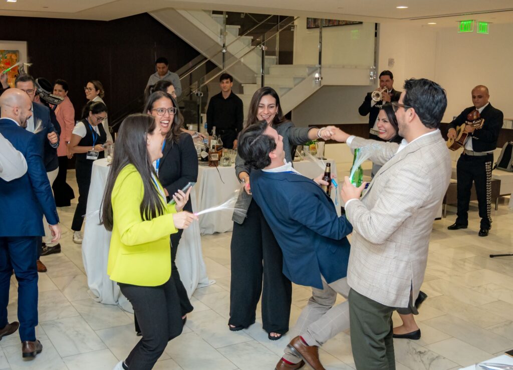 Socios de YPR Latam bailan durante la celebración del evento